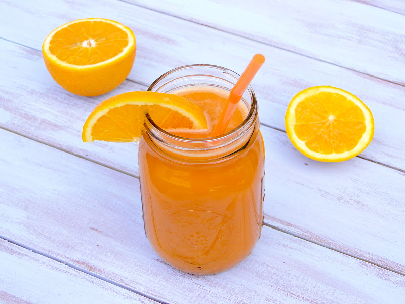 Как сделать апельсиновый сок в домашних условиях. Оранжевый смузи. Апельсиновый смузи. Сок из апельсина. Смузи из апельсина.